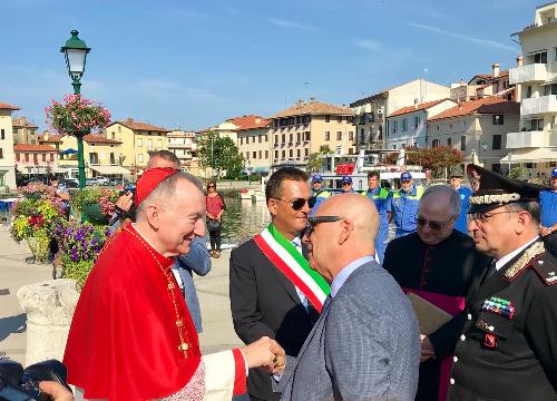 L'assessore regionale alla Funzione pubblica, semplificazione e sistemi informativi, Sebastiano Callari, stringe la mano al cardinale Pietro Parolin, Segretario di Stato del Vaticano.